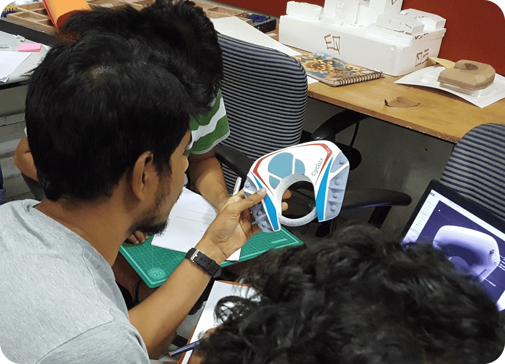 User evaluating the 3D-printed Cyclux form